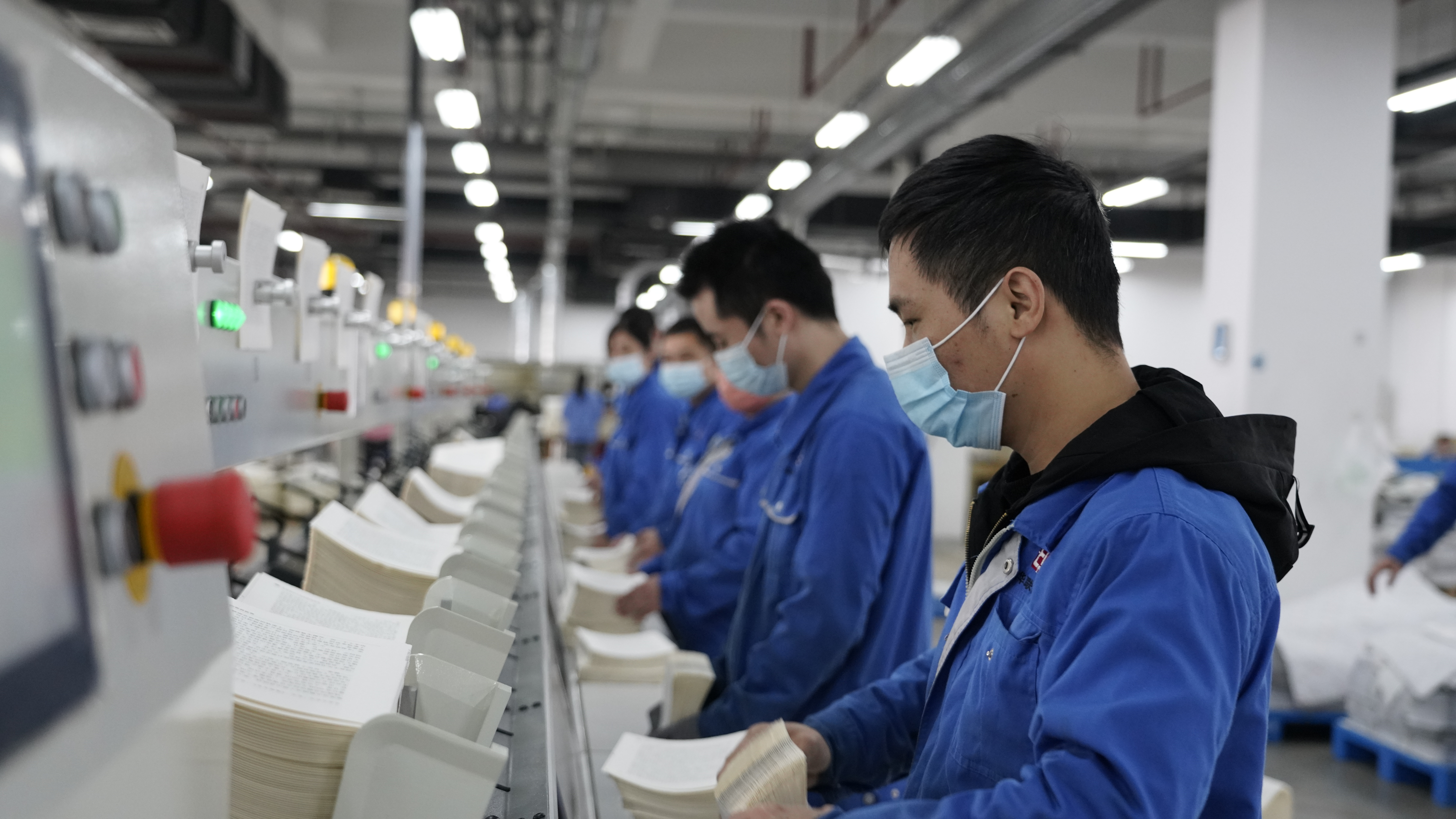 印务集团全力以赴保障“课前到书”：春节我在岗 过年不停工