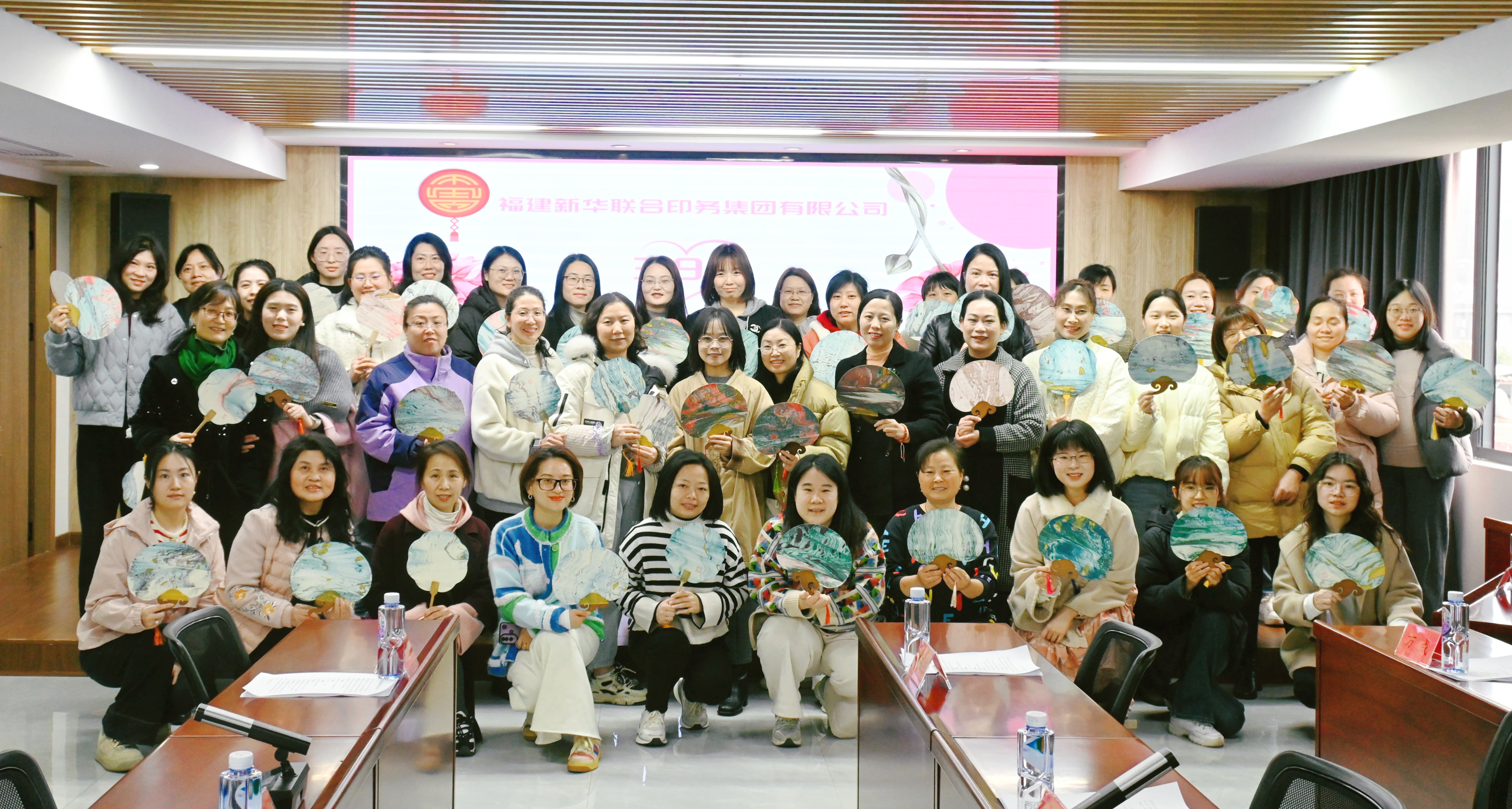 巧手绘春意，古韵绽芳华 | 印务集团开展三八妇女节非遗手作活动